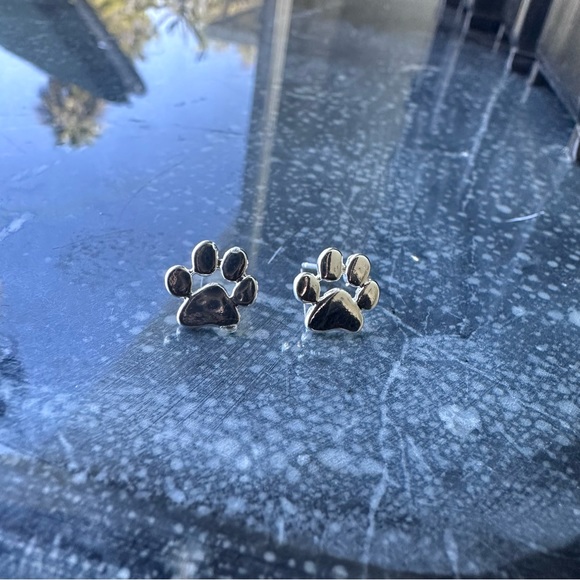 PAW Prints ♡ SILVER Stud Earrings - Picture 5 of 5